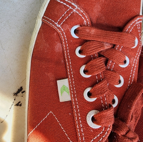 Cariuma Pantone Rust lace up sneakers 9 - Picture 13 of 14